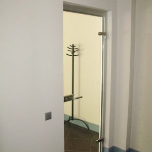 Stikla durvis; veramas durvis; durvju enges; starpsienas